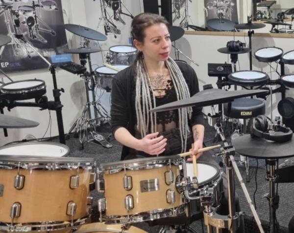 Aki nem tudja, az tanítja (és közben megtanulja). És ez így van jól!